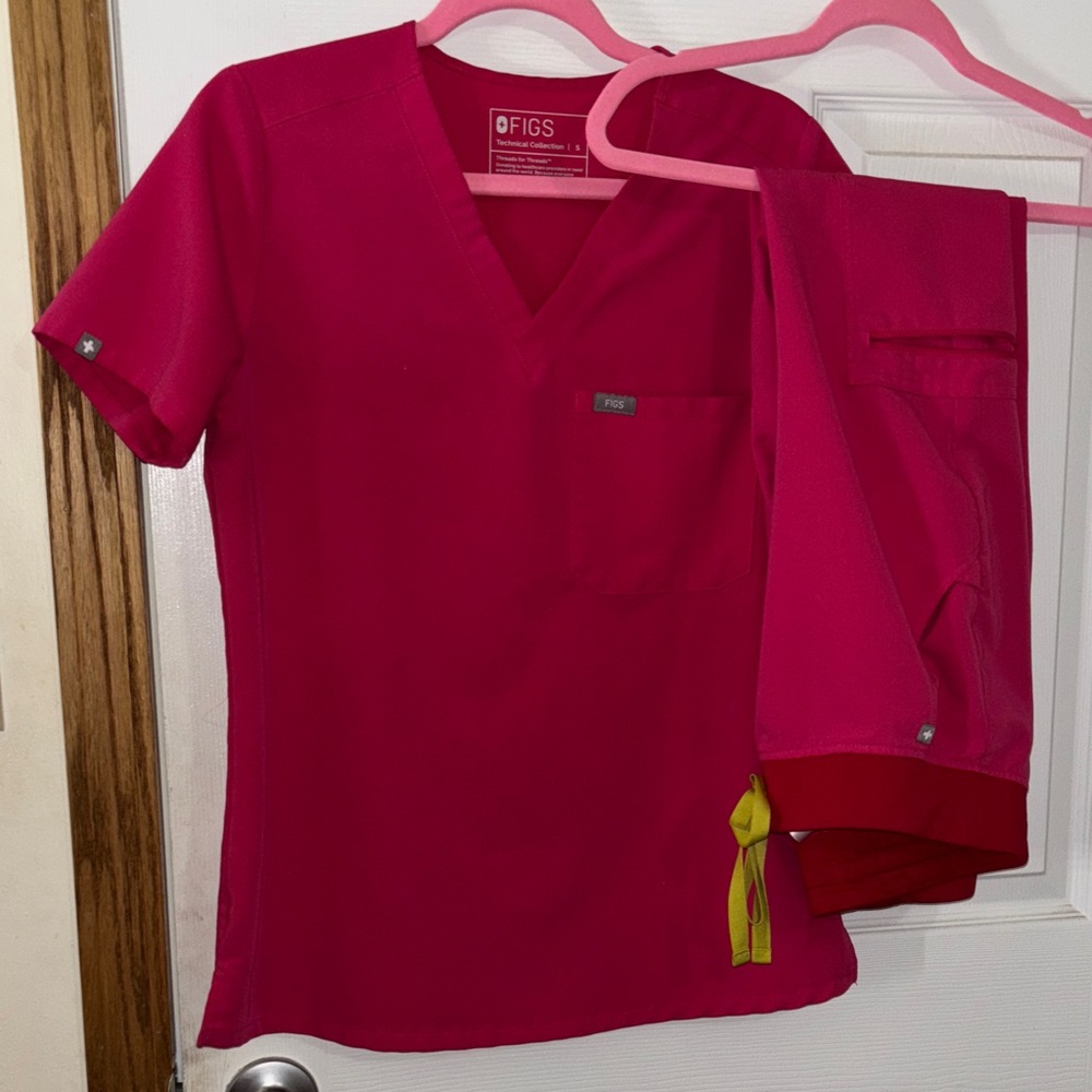 Figs shocking pink scrub set